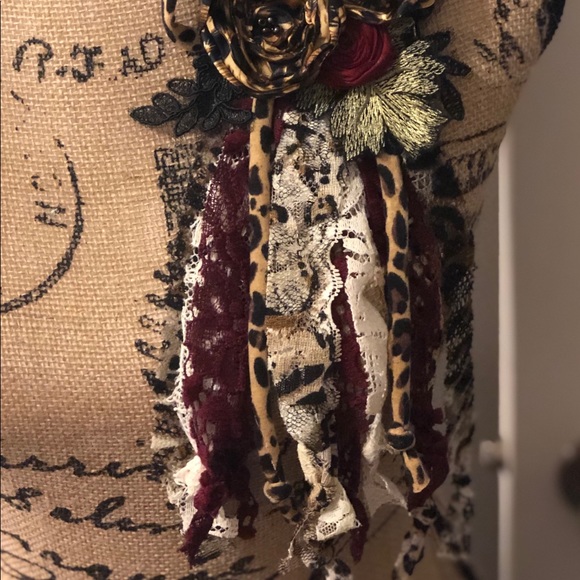 💥SOLD💥Flower Pin - Picture 2 of 2